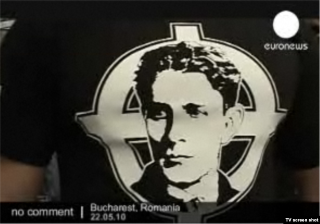 Футболка с изображением Корнелиу Кодряну, основателя Железной гвардии, на участнике одной из демонстраций правых радикалов. Кодряну был убит в 1938 году в тюрьме по приказу правительства Кароля II