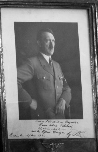 C:\Users\bahra\Pictures\Hitler (2).jpg