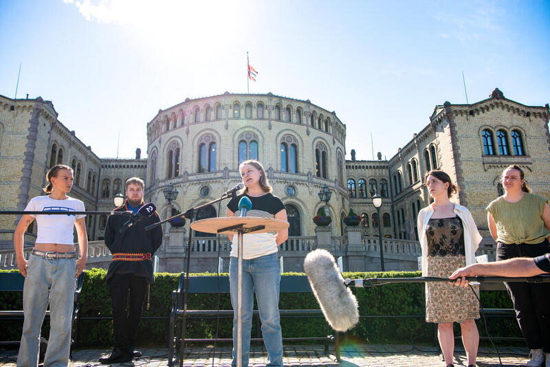 The young climate activists and representatives from Nature and Youth and Greenpeace announced the complaint to the European Court of Human Rights outside the Norwegian Parliament in June 2021. 