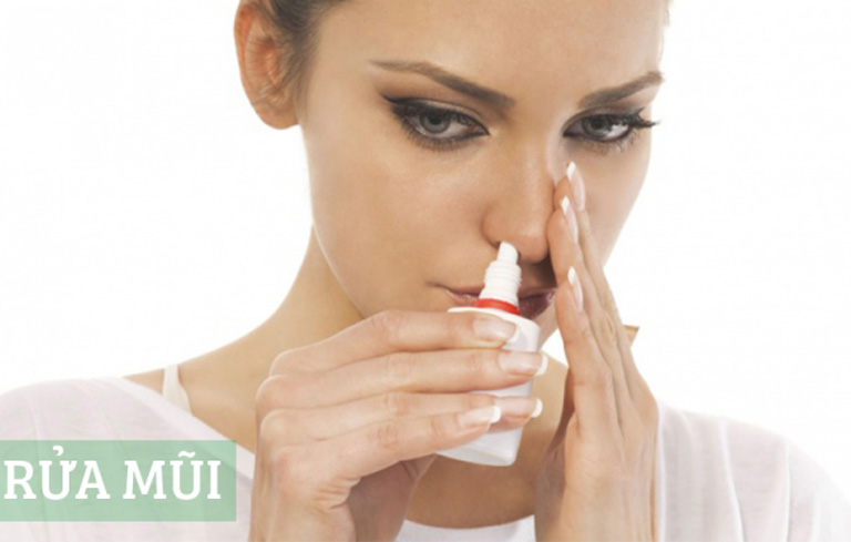 Rửa mũi hàng ngày để làm sạch dịch nhầy do viêm xoang Rửa mũi hàng ngày để làm sạch dịch nhầy do viêm xoang