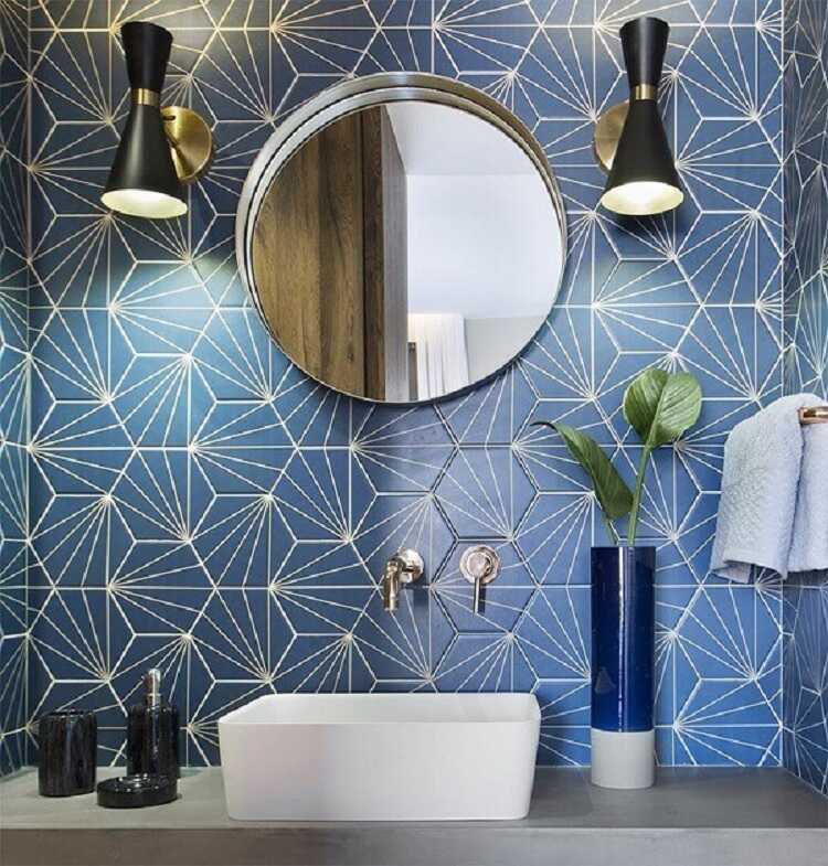 Decal dán tường màu xanh biển khiến không gian nhà tắm tràn ngập cảm hứng đại dương.