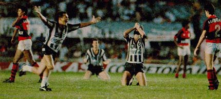 Paulinho Criciúma e Vítor ajoelhados - Comemoração do título de 1989 do Botafogo