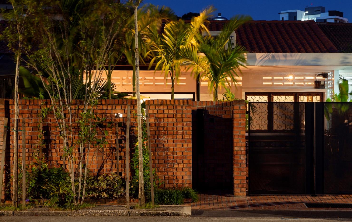 Beautiful Single Story House with Patio Yard