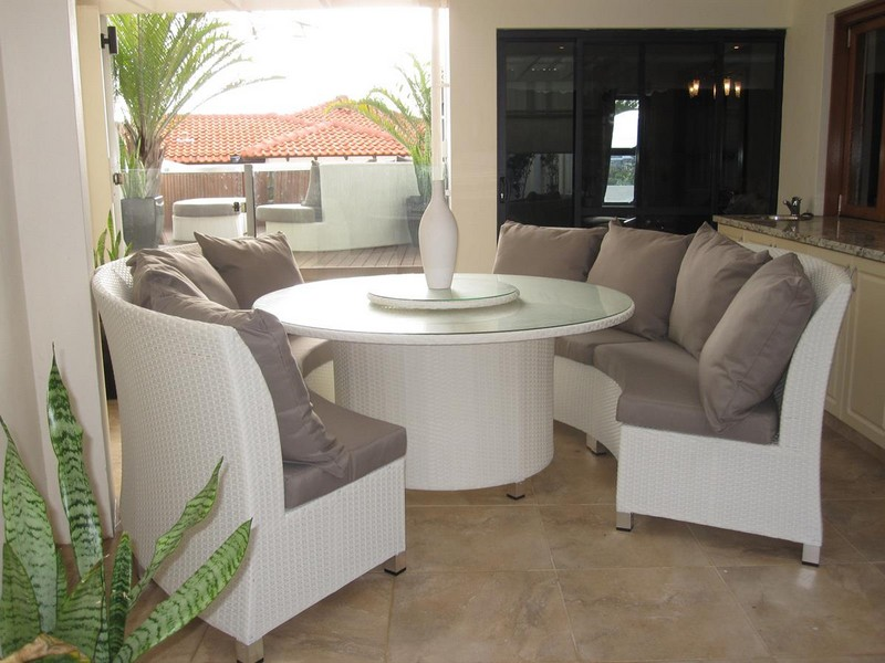 The Copacabana outdoor setting by Urbani Furniture is stylish and versatile. Image courtesy of Urbani Furniture