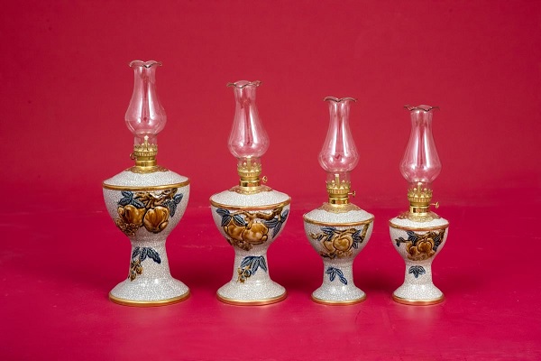 Ceramic oil lamps from Bat Trang come in different sizes. Photo credit: gomlambattrang.com