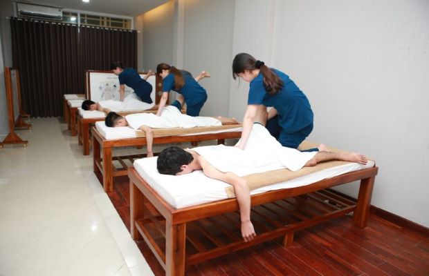 Các kỹ thuật viên phục vụ massage ở hóc môn