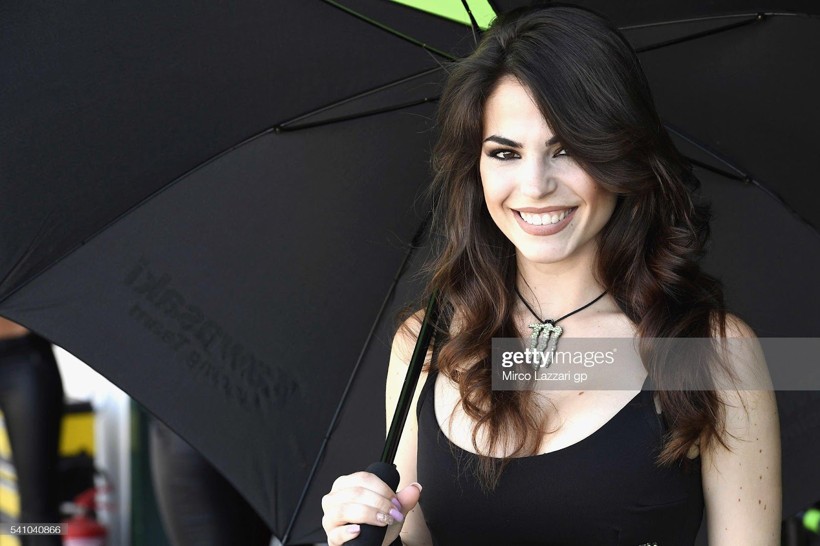 D:\Documenti\posts\posts\Women and motorsport\foto\Getty e altre\grid-girl-smiles-in-pit-before-the-race-1-during-the-fim-superbike-picture-id541040866.jpg
