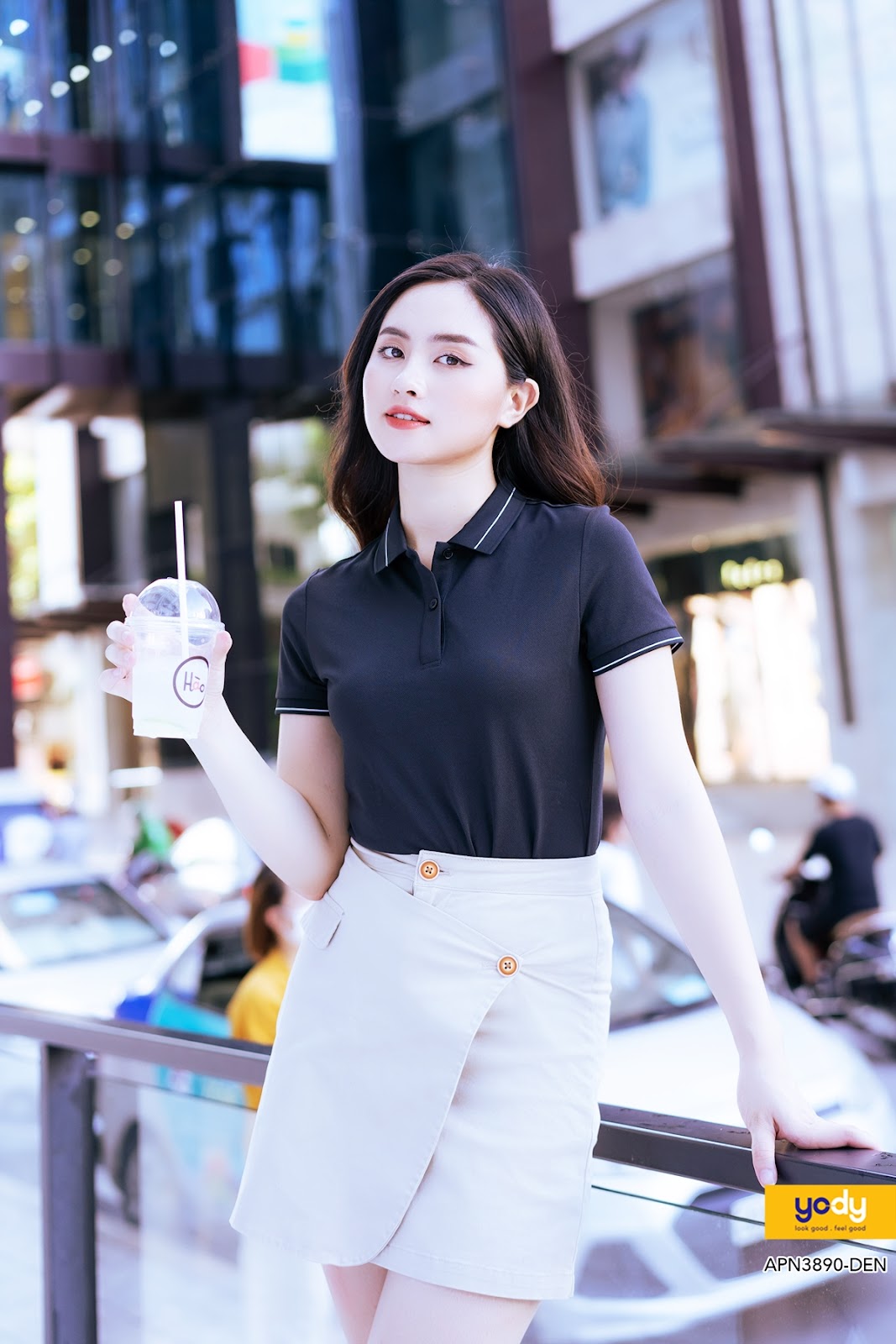 Áo phông đen phối với chân váy nữ
