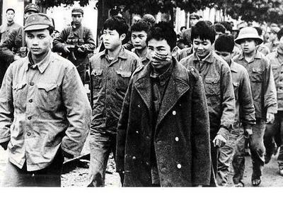 Tù binh Trung Cộng và tù binh Việt Cộng trong chiến tranh biên giới 1979.