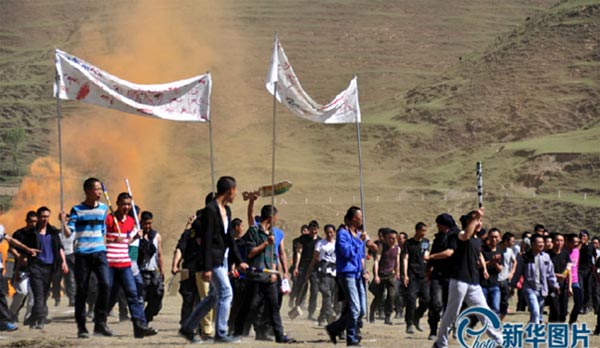 The Chinese authorities have staged numerous counter-terrorism training sessions for armed forces in Tibet. In this image from official media, a protest scenario in Kardze (Chinese: Ganzi), in May (2014) was staged, in which the troops posed as demonstrators. This is despite the absence of violent actions against the Chinese authorities by Tibetans, who have gone to great lengths to demonstrate their commitment to non-violence. 