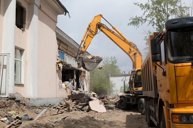 A truck is parked on the side of a buildingDescription automatically generated