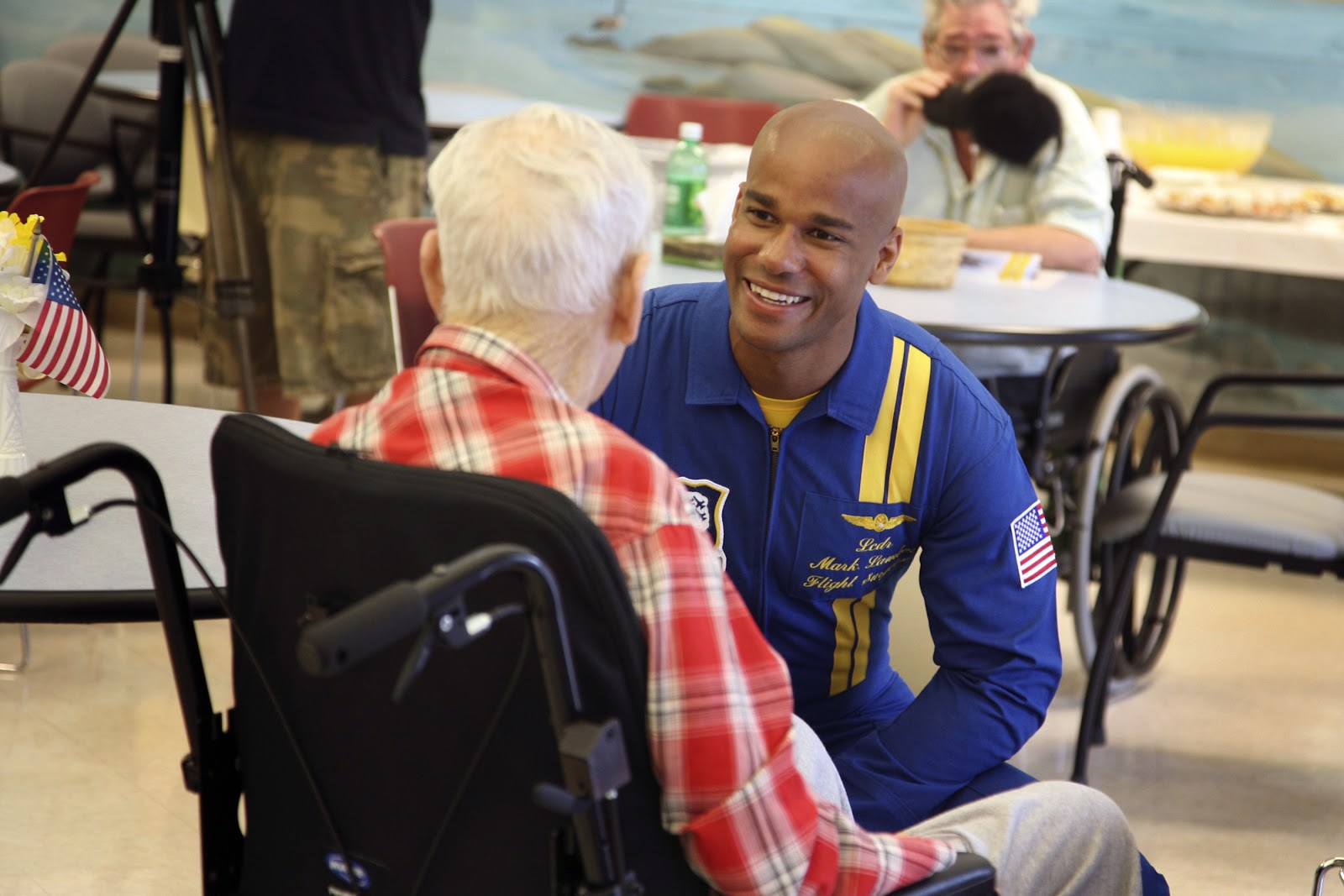 US_Navy_080808-N-3271W-037_Lt._Cmdr._Mark_Lambert,_flight_surgeon_for_the_Navy_flight_demonstration_squadron_Blue_Angels,_visits_with_a_resident_of_the_nursing_home_care_center_at_Spokane_Veterans_Administration_Hospital.jpg