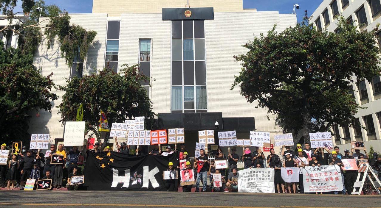 洛杉矶华人中领馆前集会支持港人“反送中”(刘燕林提供)