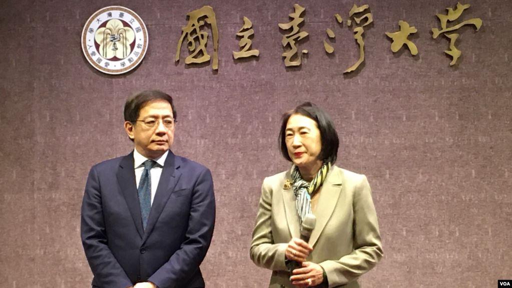 台大校长管中闵(左)和副校长周家蓓12月2日在台大行政楼第一会议厅就香港访问生来台暂读事宜向媒体简报。(齐勇明, 美国之音)