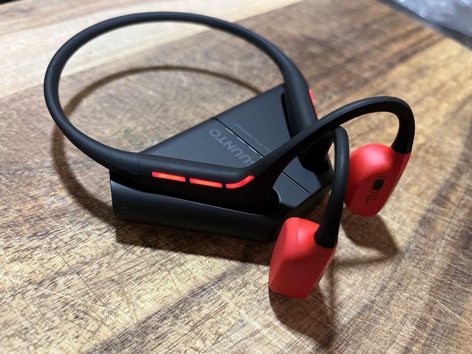  SUUNTO Wing Open-Ear Bone Conduction Headphone, Bluetooth  Wireless Sport Headphone w/Head Movement Control, Built-in HD Mic, IP67  Sweatproof, Safety Lights, 10H Playtime & 20H w/Charging Stand, Red :  Electronics
