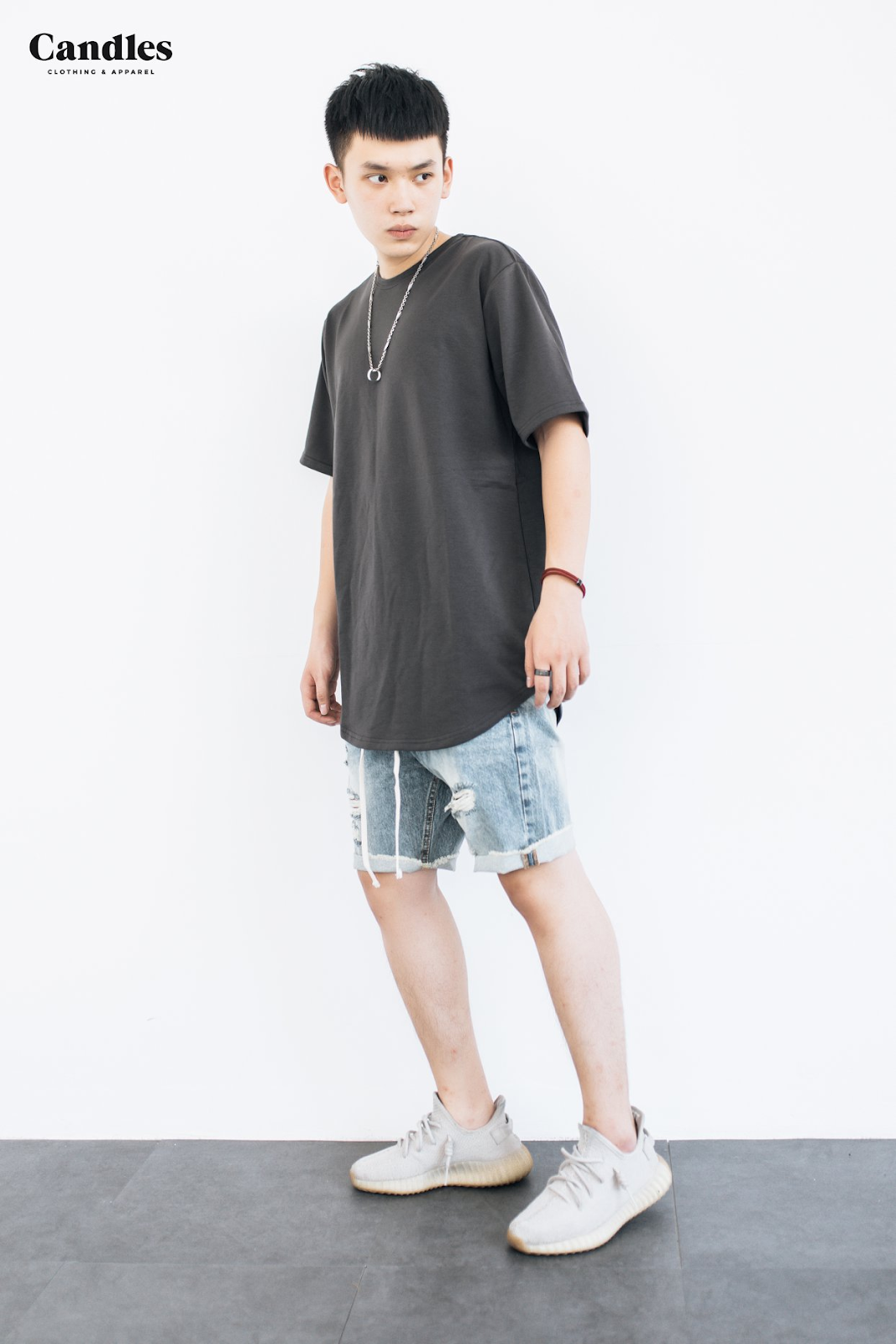 Kết hợp quần short jean xanh  với áo phông xám giúp chàng  thêm sành điệu, cá tính