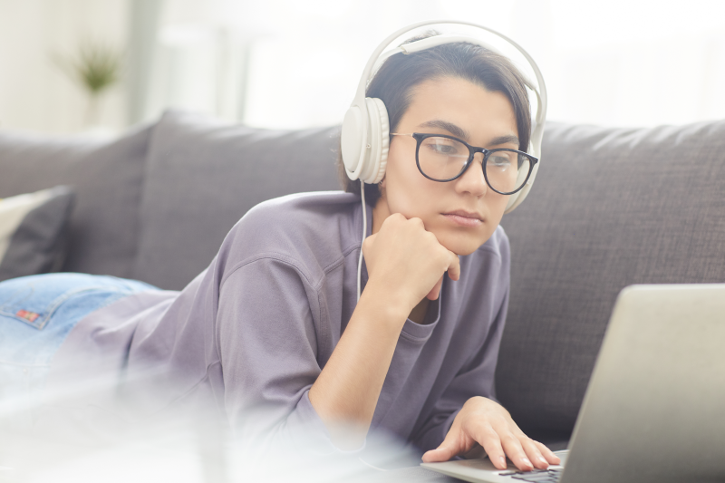 Joven adolescente practicando su concentración en el estudio