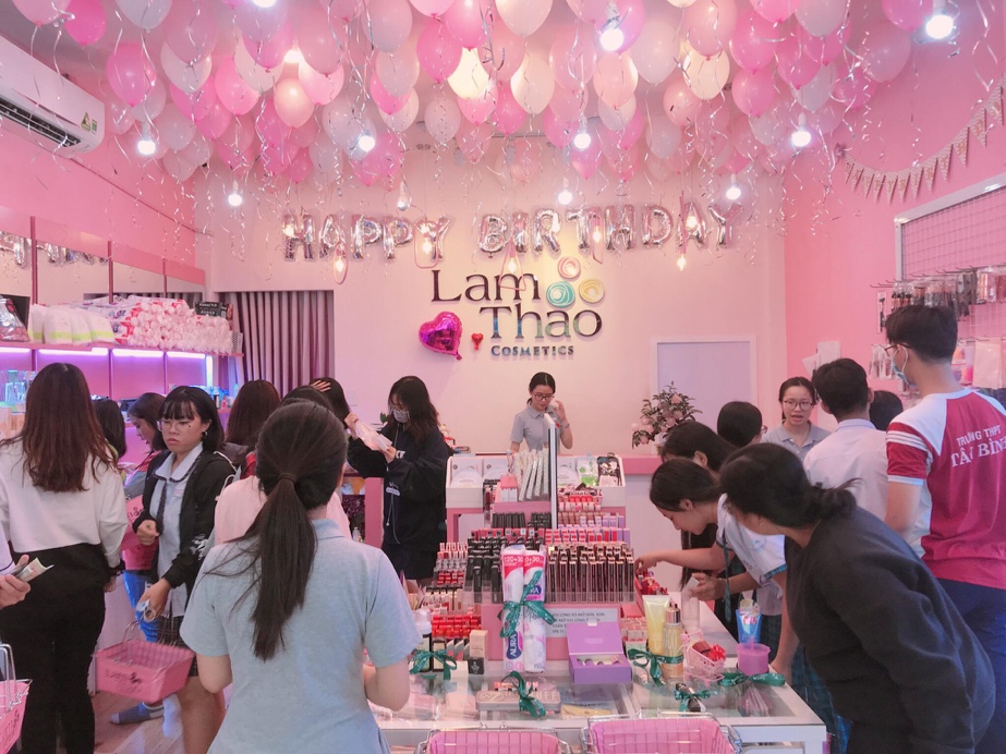 Lam Thảo Cosmetics là địa điểm mua sắm hot của giới trẻ 