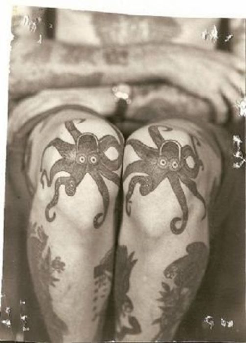 pessoa com tatuagens de polvo nos joelhos