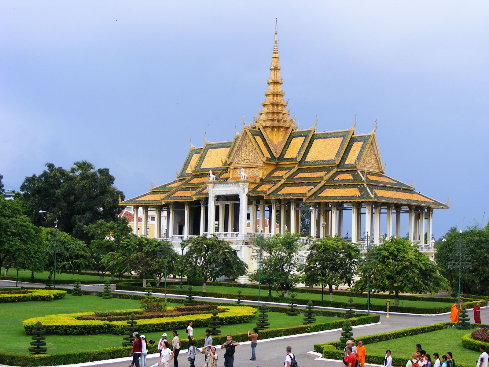 https://upload.wikimedia.org/wikipedia/commons/0/0f/Royal_Palace_complex,_Phnom_Penh.jpg