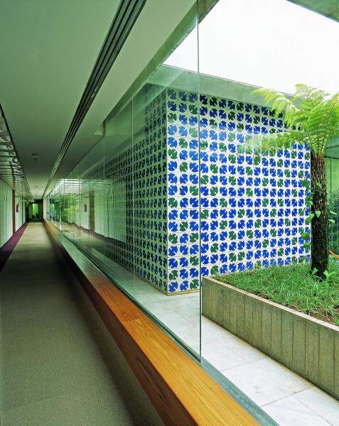 Painel no palácio do planalto com azulejos brancos e pinturas de folhas de plantas verde e azul