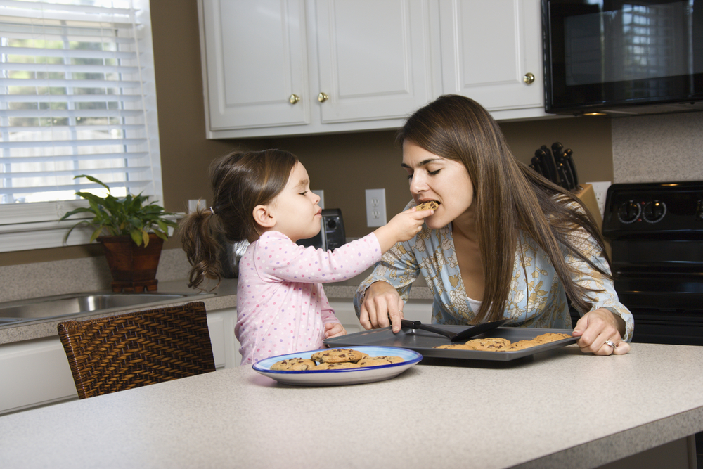  kids sharing a cookie with her mom