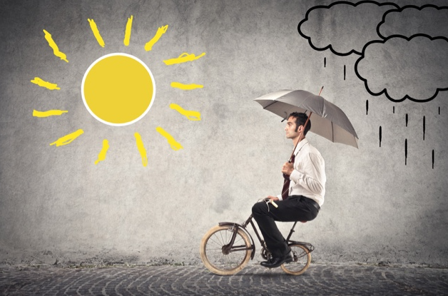 homem de bicicleta saindo da chuva para o sol com resiliência