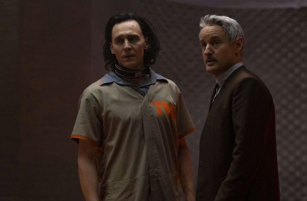 Loki, terceira série do UCM no Disney+ traz de volta Deus da trapaça e dispõe de todo o carisma de Tom Hiddleston no protagonismo da mesma.