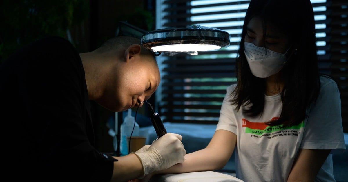 South Korean tattoo artist who inked Brad Pitt and K-pop stars leads  campaign to have profession legalised in his country | South China Morning  Post