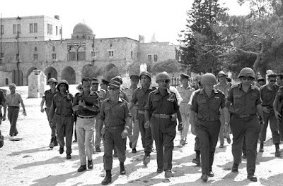 Moshé Dayan sur le Mont du Temple, juin 1967