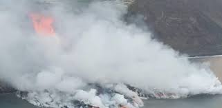 La colada del volcán de La Palma que ha llegado al mar comienza a formar un