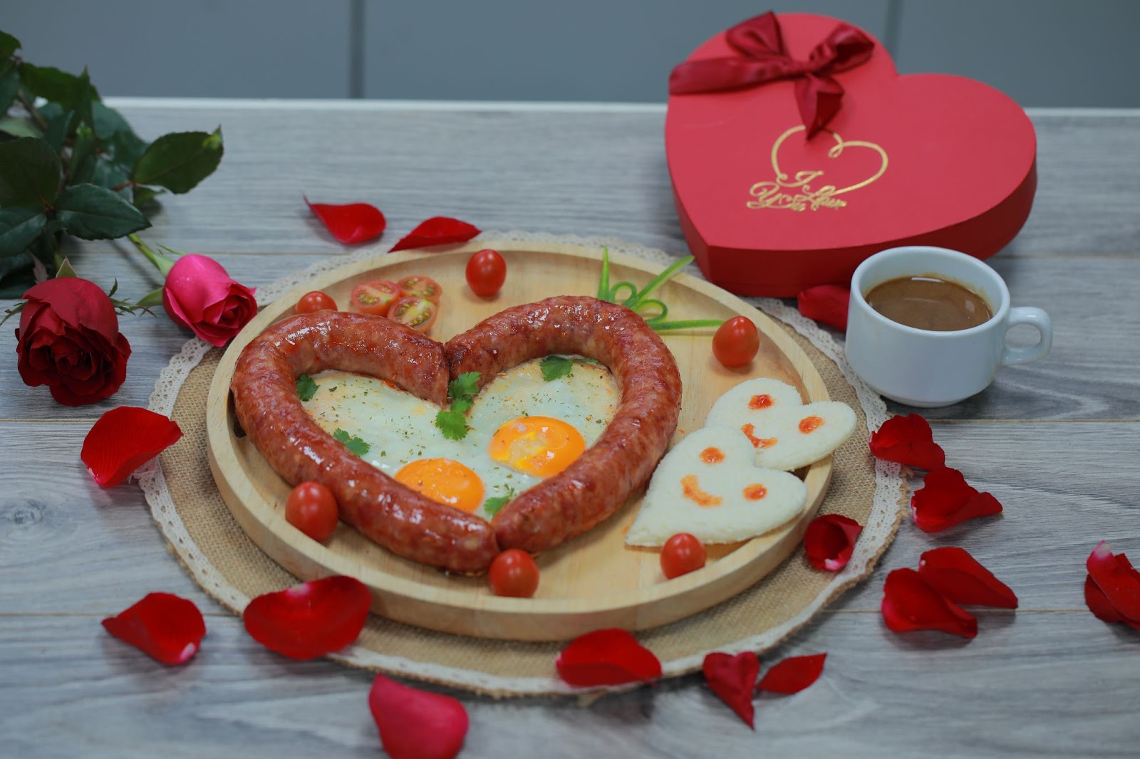 Cách trang trí xúc xích chiên hình trái tim (ảnh minh họa)