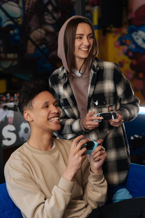 Homem e mulher jogando videogame