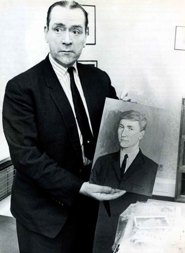 El superintendente Joe Beattie, que dirigió la búsqueda de John Biblia, del que sostiene un retrato. Noviembre de 1969.