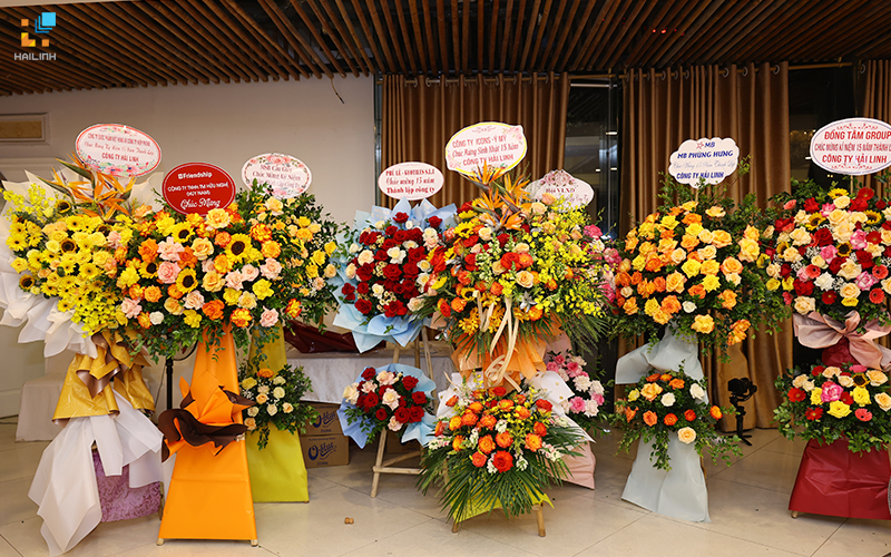 Ông Điền đón nhận những lẵng hoa tươi chúc mừng từ khách hàng