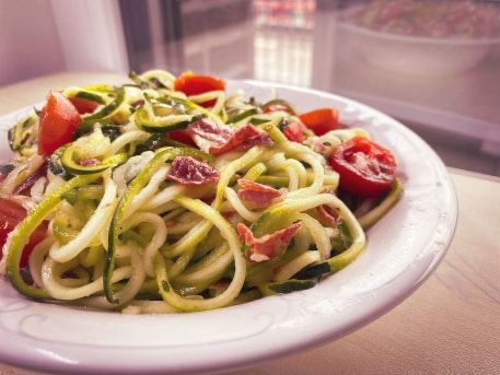 Roh Zucchini Spaghetti Salat 