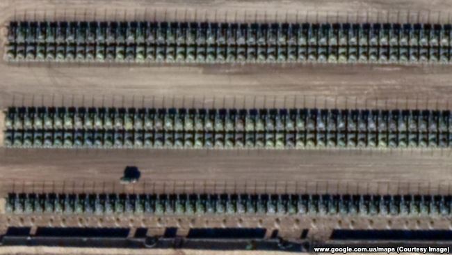 Скупчення військової техніки поблизу Каменськ-Шахтинська, Ростовська область, Росія. (Зображення із Google Maps)