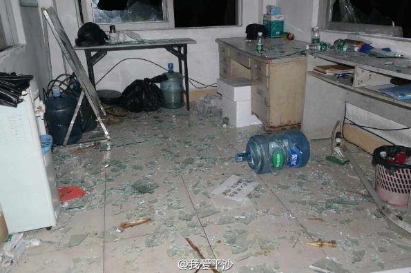 广东珠海数百村民围攻污染工厂与警对峙千人围观