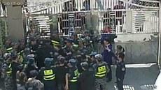 月27日下午，温州一教堂铁门正在被保安员撬开。（志愿者提供/记者乔龙）