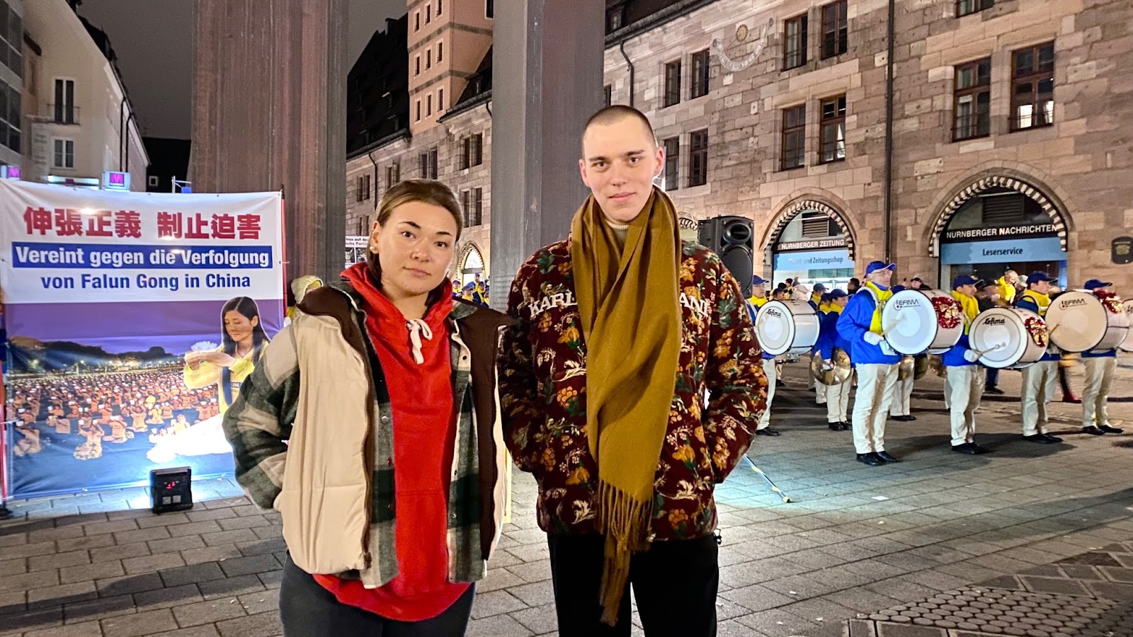 图13：玛答诺娃（Vanessa Maldanova）和布劳讷（Max Brauner，右）谴责中共活摘法轮功学员器官。