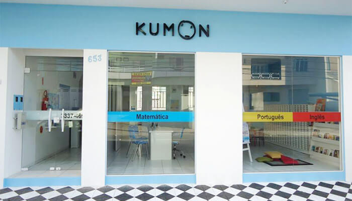 O franqueado Kumon atua como gestor do negócio e orientador dos alunos, contribuindo para o desenvolvimento de muitas crianças.