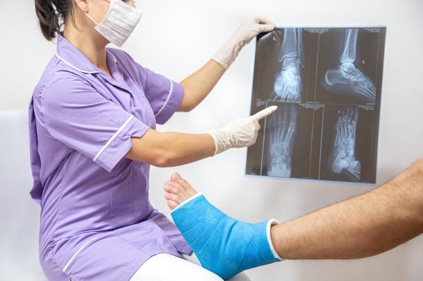 C:\Users\Кристина\Downloads\bone-fracture-foot-leg-male-patient-being-examined-by-woman-doctor-hospital.jpg