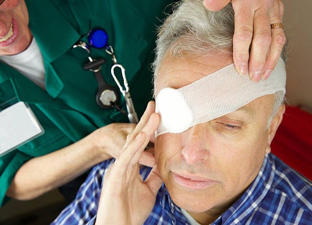 Chấn thương mắt có thể gây viêm mủ nội nhãn