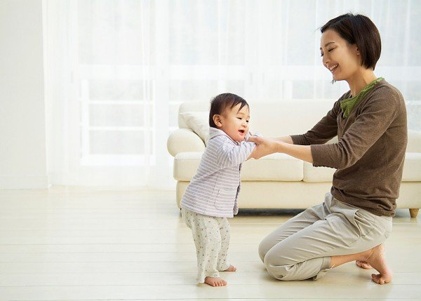 Cho bé vận động nhiều hơn giúp giảm nguy cơ mắc táo bón