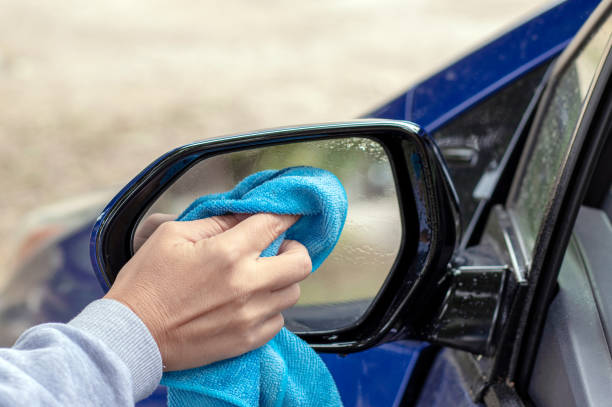 cleaning car mirror