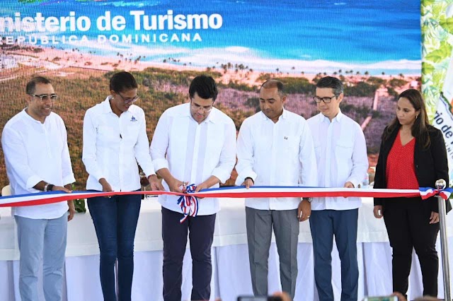 Ministro de Turismo inaugura dos obras en la playa de Macao.