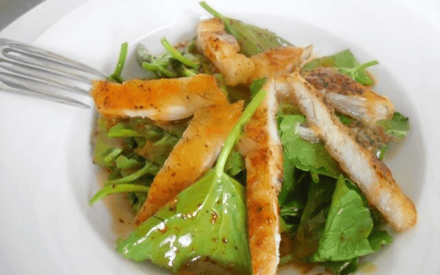 Salad cho người ăn kiêng với cá basa hun khói