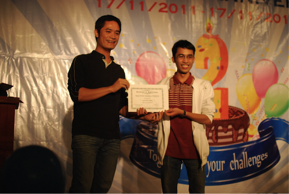 Newwave Solutions’ CEO gave the award to the best employee of the year.