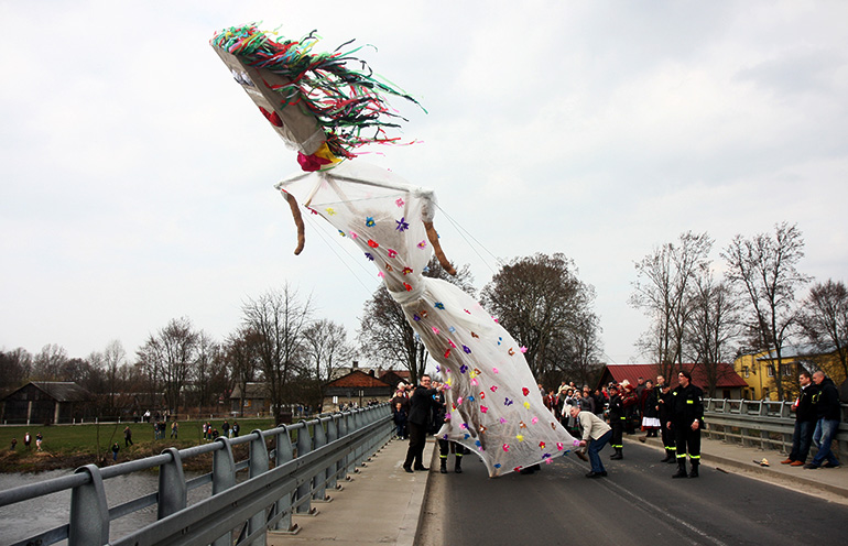 Topienie 10-metrowej Marzanny w Jeziorzanach, Polska 2014, fot. Jacek Świerczyński / Forum