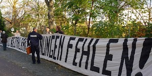 Demonstranten mit 20 Meter langen Transparent: »…bezahlbare Wohnungen fehlen!«.